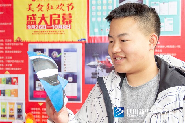 看臉時代的零零后，如何擺脫枷鎖、負重前行