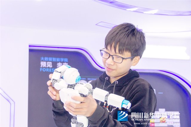 看臉時代的零零后，如何擺脫枷鎖、負重前行