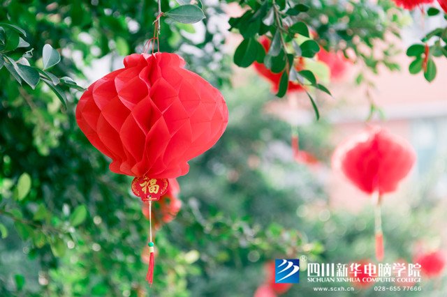 看臉時代的零零后，如何擺脫枷鎖、負重前行