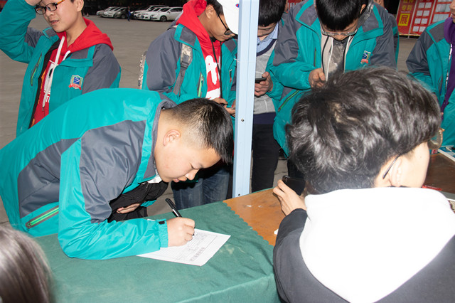 我想高薪就業(yè)，零基礎(chǔ)的初中生現(xiàn)在學(xué)還晚不晚？