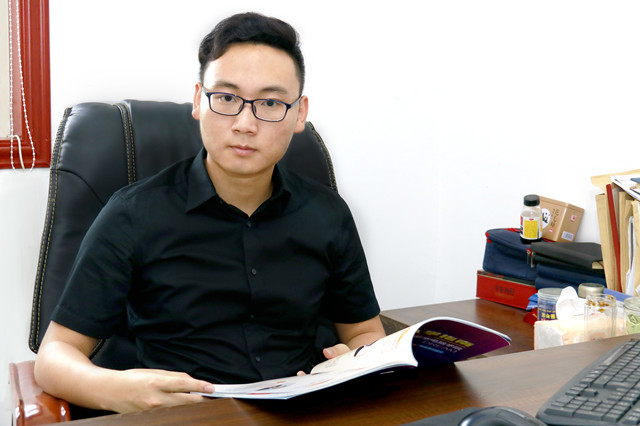畢業(yè)五年身家千萬，難忘母校情誼 