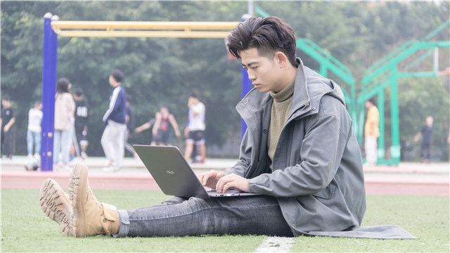 王祎堃：朋友推薦，轉(zhuǎn)學來新華學動漫