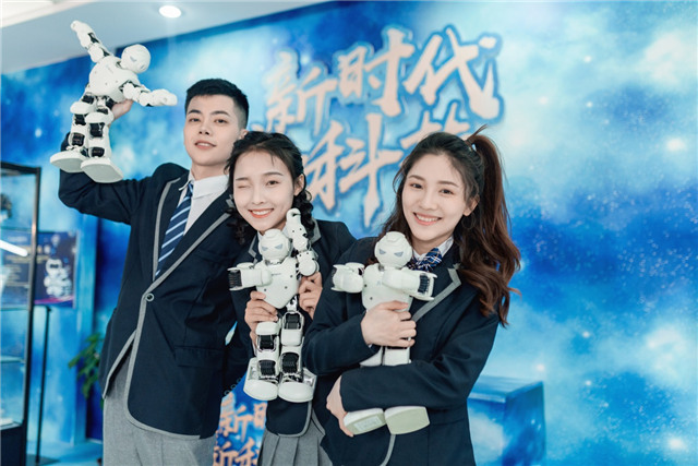 新生報(bào)到|選擇新華學(xué)AI,重拾兒時夢想