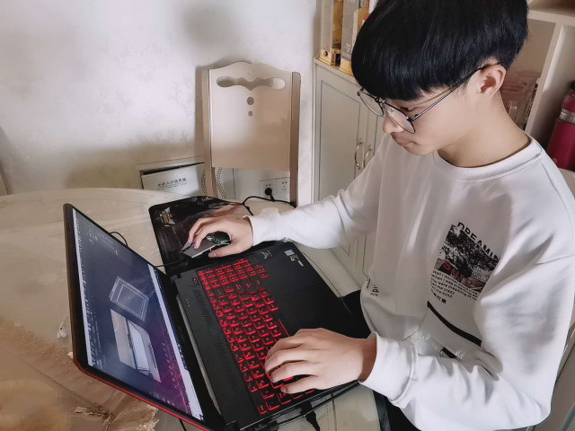 同學，你認真學習的樣子真好看！