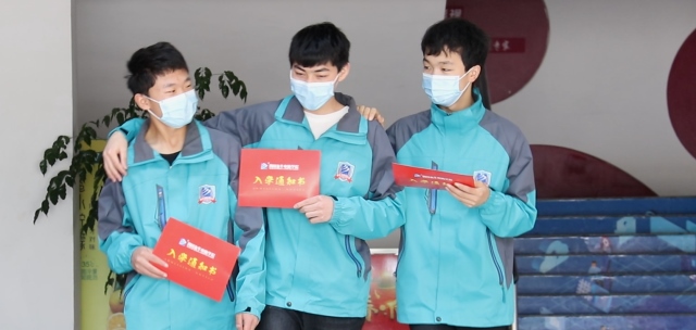 三人結伴來新華，老朋友再做新同學！