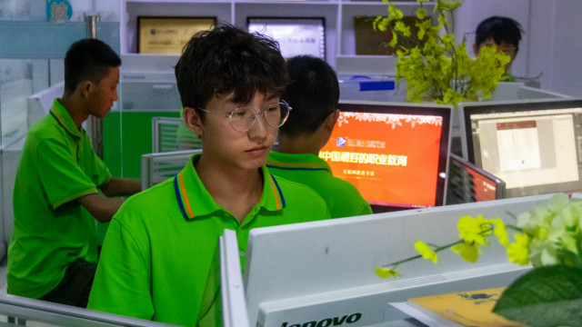 因?yàn)橄矚g所以選擇，因?yàn)闊釔?ài)所以堅(jiān)持