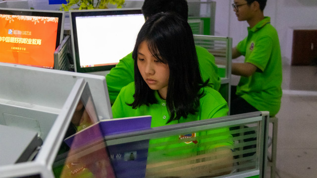 想要學(xué)一門實(shí)用的技術(shù)，選擇了UI