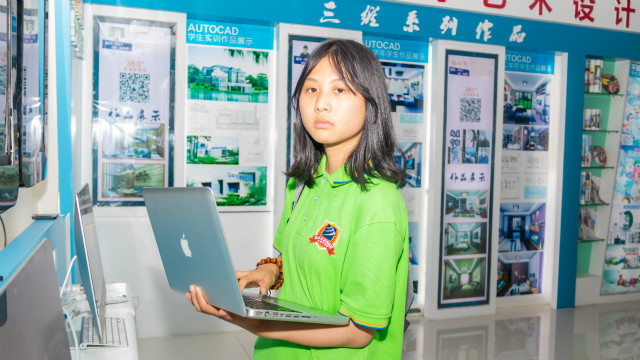 想要學(xué)一門實(shí)用的技術(shù)，選擇了UI