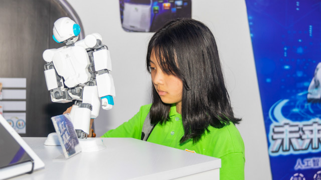 想要學(xué)一門實(shí)用的技術(shù)，選擇了UI