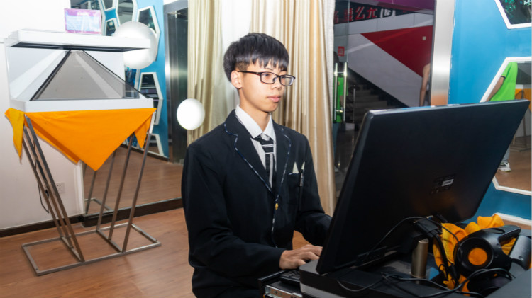 心中有火，眼中有光，新華圓夢少年！