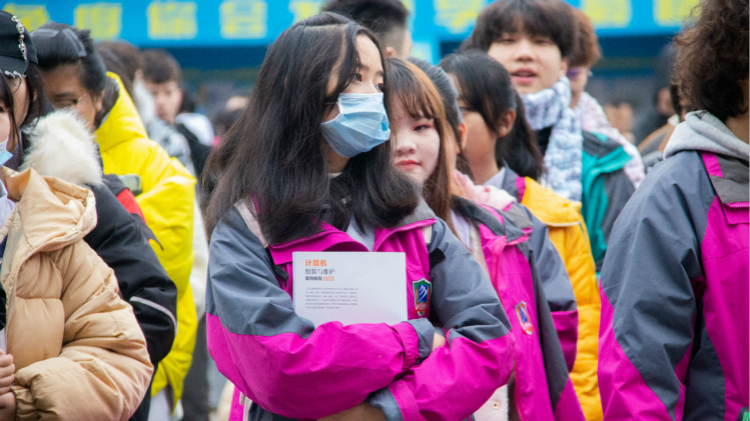 青春握手心，夢想放肩膀！因?yàn)殡娚套屓松錆M期待！