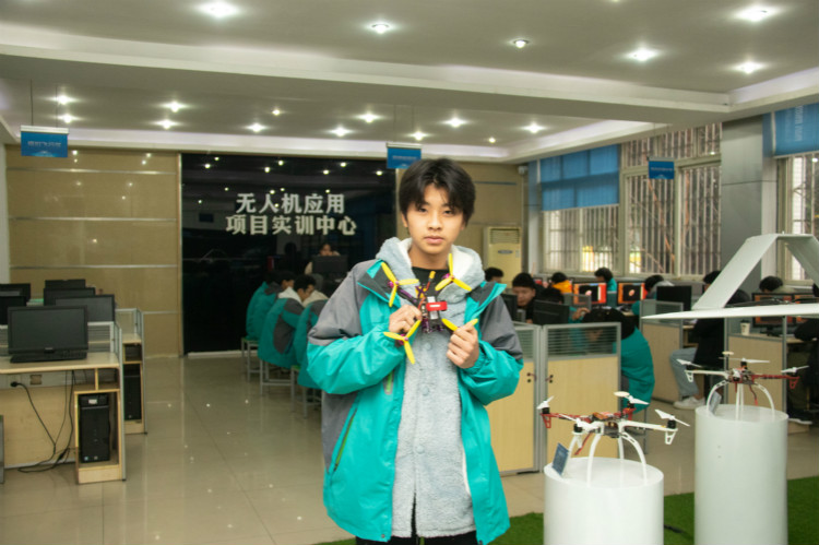 逐夢(mèng)者自強(qiáng)不息 有志者奮斗無(wú)悔?