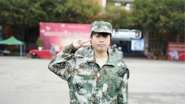 她說：感謝青春最好的時光里，遇到了四川新華