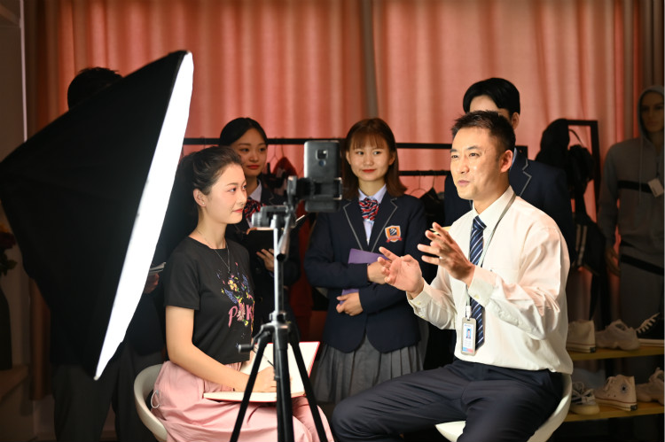 初高成績不理想，找職校？女生學(xué)什么專業(yè)好？