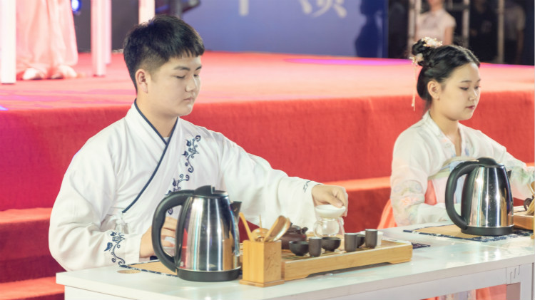 追風(fēng)少年，新華有夢(mèng)，讓青春不負(fù)好時(shí)光！