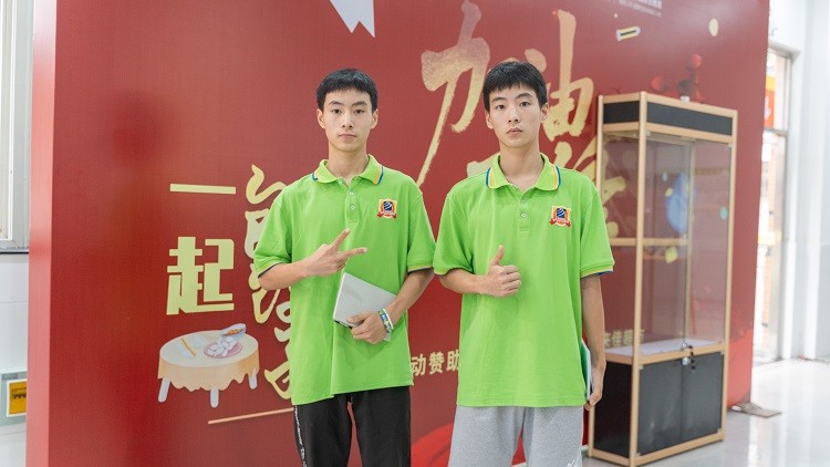 雙胞胎兄弟攜手走進四川新華，開啟圓夢之旅！