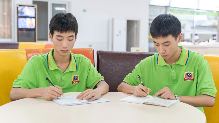 雙胞胎兄弟攜手走進四川新華，開啟圓夢之旅！