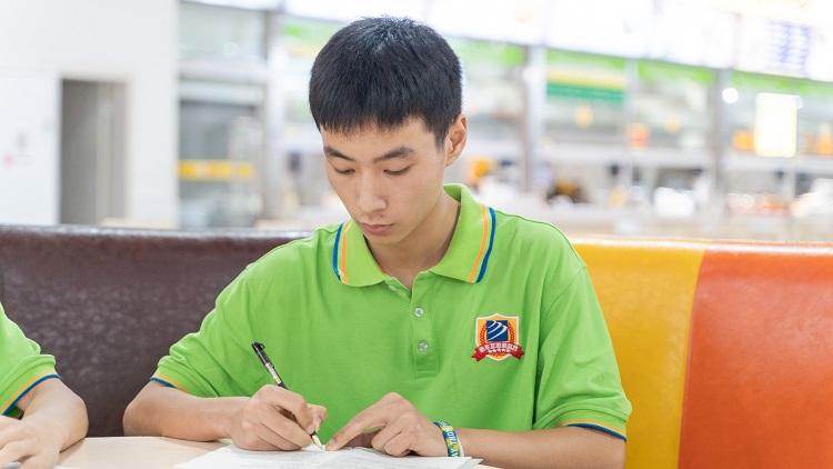 雙胞胎兄弟攜手走進四川新華，開啟圓夢之旅！