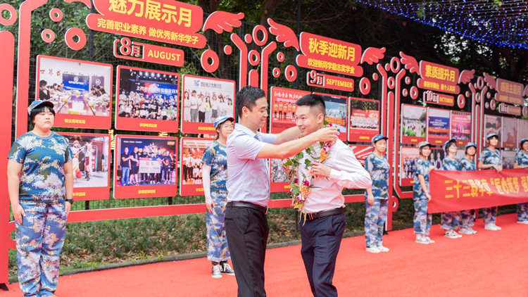 一無所有從新華走出，華麗轉(zhuǎn)身再歸來！