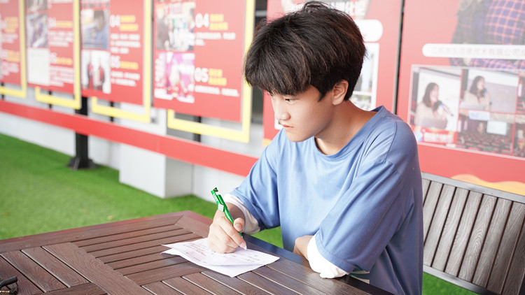 轉(zhuǎn)校來新華，乘著夢想的東風(fēng)搏擊長空！