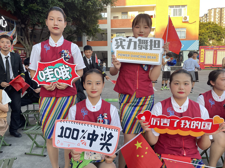 第34期新華·新銳獎學(xué)金獲得者楊云纖