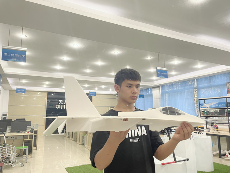 第34期新華·新銳獎學(xué)金獲得者張平