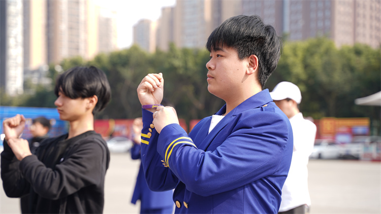 國防風(fēng)采！新華國防少年不怕練！