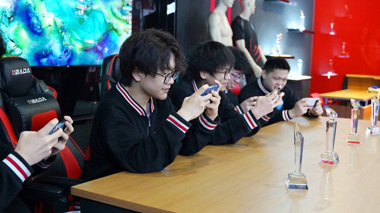 RNG三比二奪冠！電子競技行業(yè)崛起