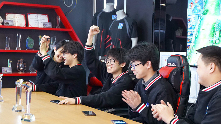 RNG三比二奪冠！電子競技行業(yè)崛起