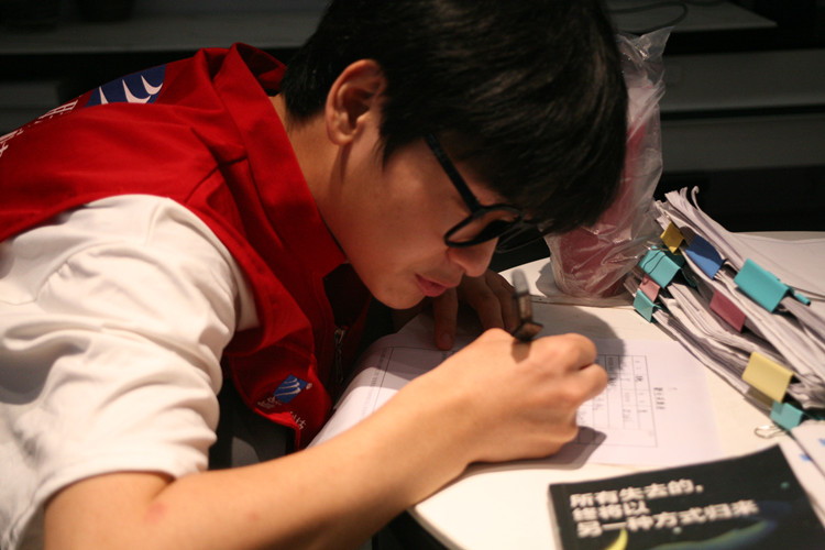 新華學(xué)子|勇攀高峰，研精覃思