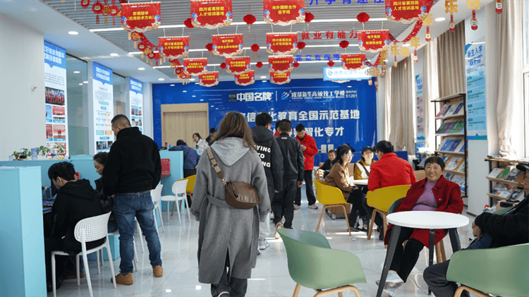 堅持熱愛，一往無前|來看她為什么選擇成都新華？