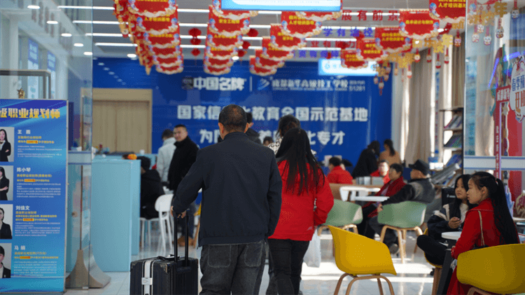 堅持熱愛，一往無前|來看她為什么選擇成都新華？