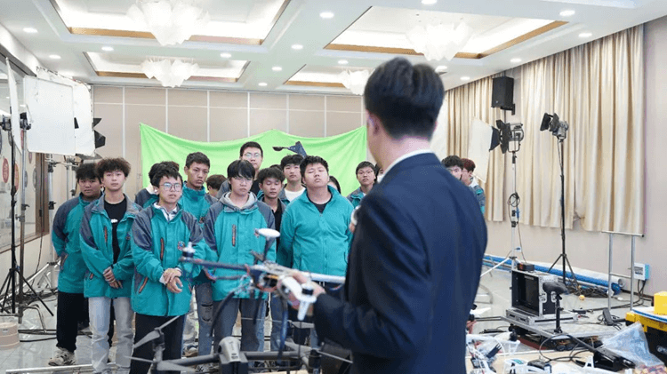 就業(yè)寒冬，初高中生考不上大學(xué)，出路到底在哪里